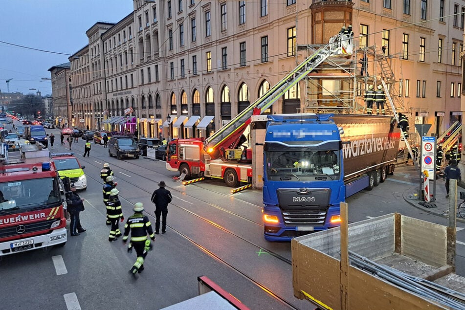 Während der Demontage des Gerüsts musste die Maximilianstraße zwischen der Marstallstraße und der Residenzstraße gesperrt werden.