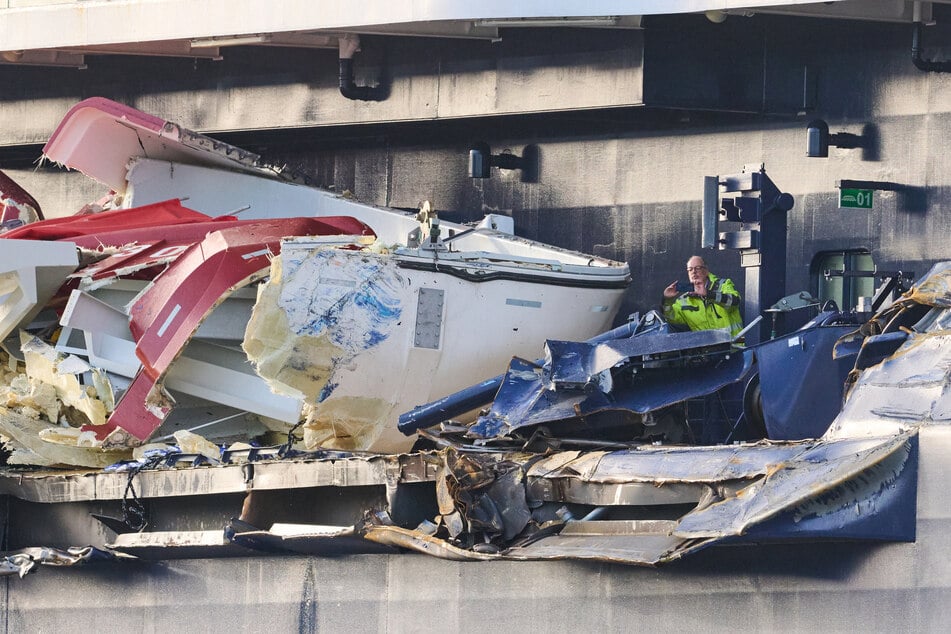 Das Kreuzfahrtschiff "Mein Schiff 3" war am Sonntagabend bei stürmischem Wetter mit zwei Containerschiffen kollidiert und wurde dabei beschädigt.