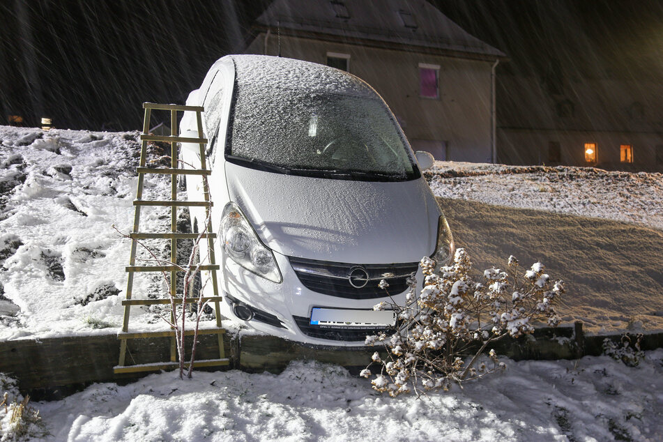 Der Opel kam an dem Abhang zum Stehen.