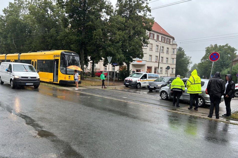 Zwei Dispatcher der DVB kümmerten sich um den Unfall auf der Münchner Straße.