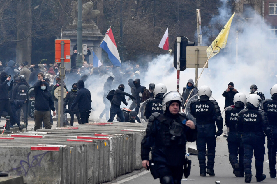 Polizisten und Demonstranten während des Protestes gegen die Corona-Maßnahmen der Regierung in der belgischen Hauptstadt Brüssel.