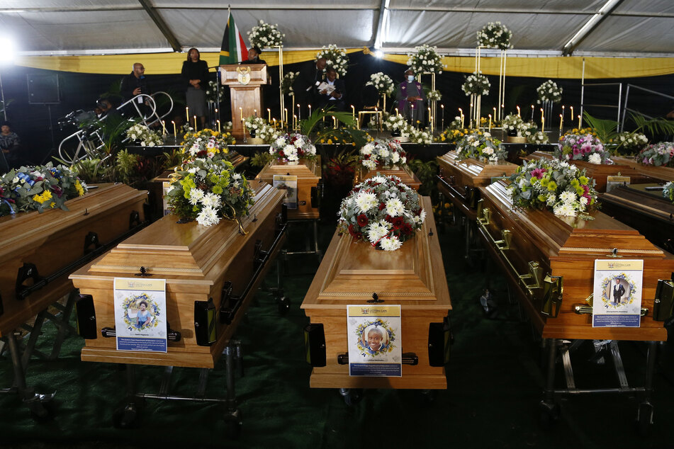 Die 21 gestorbenen Teenager wurden am 6. Juli in East London beerdigt. Mehr als tausend trauernde Familienangehörige und Gemeindemitglieder nahmen teil.