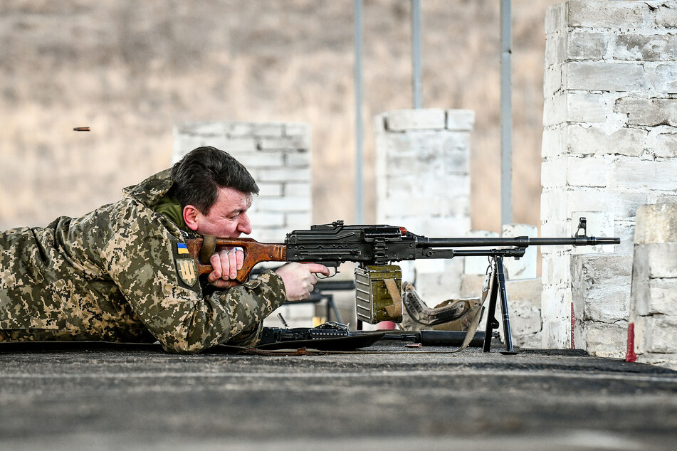 Ein ukrainischer Soldat bei einer Militärübung mit einem Maschinengewehr.
