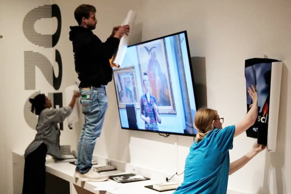 Die Klimaaktivisten schlugen in der Ausstellung "Roads not Taken" zu, die sich mit Wendepunkten der deutschen Geschichte beschäftigt.