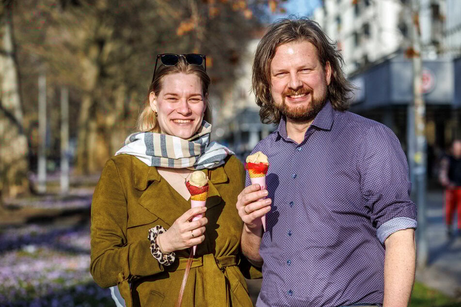 Gönnten sich ein Eis in der Sonne: Lea (28) und Karl Friedrich Wrana (36).