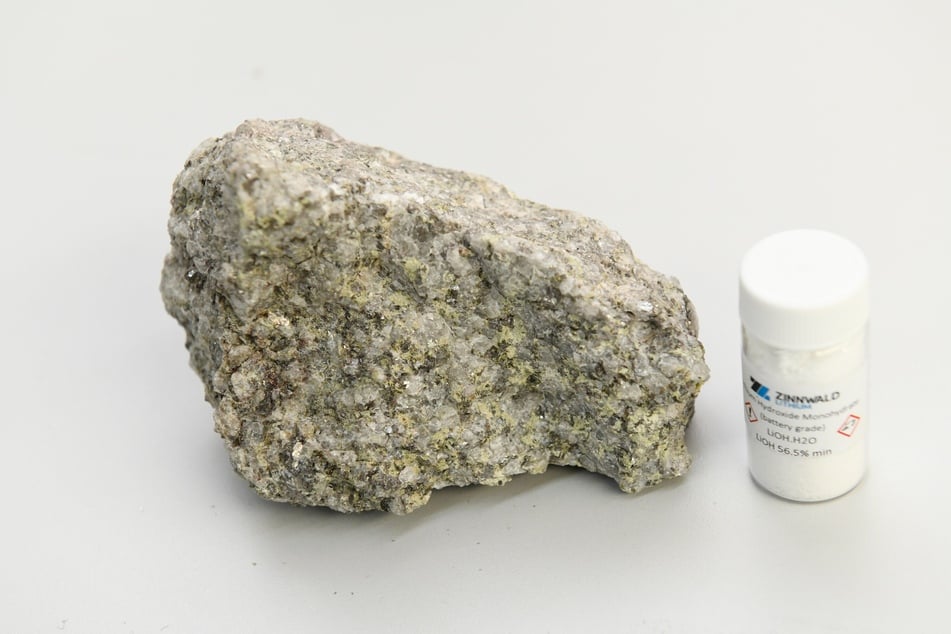 Ein Kilogramm erzhaltiges Gestein enthält circa elf Gramm Lithiumhydroxid.