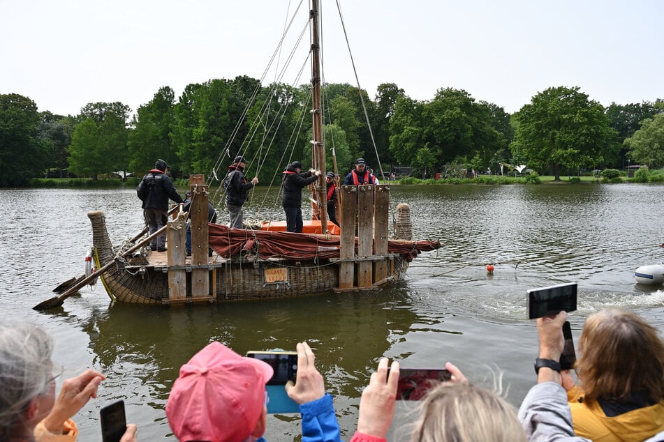 Viele Schaulustige schauten sich das Spektakel an, als das Boot das erste Mal Segel setzte.