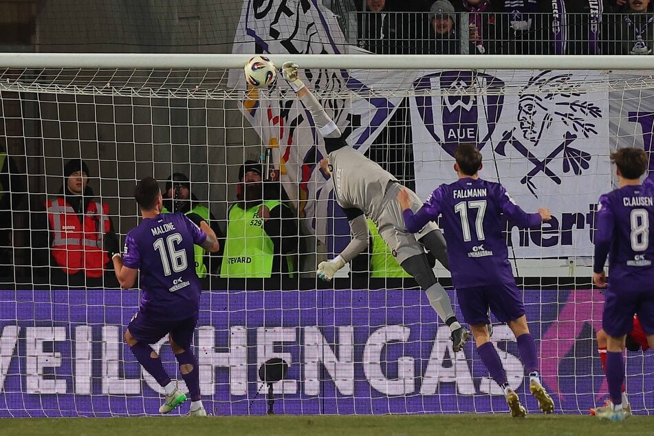 Martin Männel (37) parierte den Elfer und lenkte den Abpraller an die Latte.