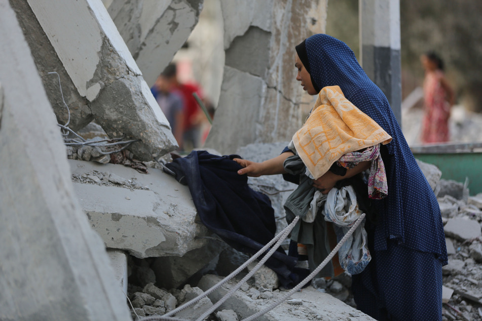 Eine Frau im Flüchtlingslager Nuseirat im Zentrum des Gazastreifens: Bei jüngsten Angriffen kamen mindestens 30 Palästinenser ums Leben. (Archivbild)