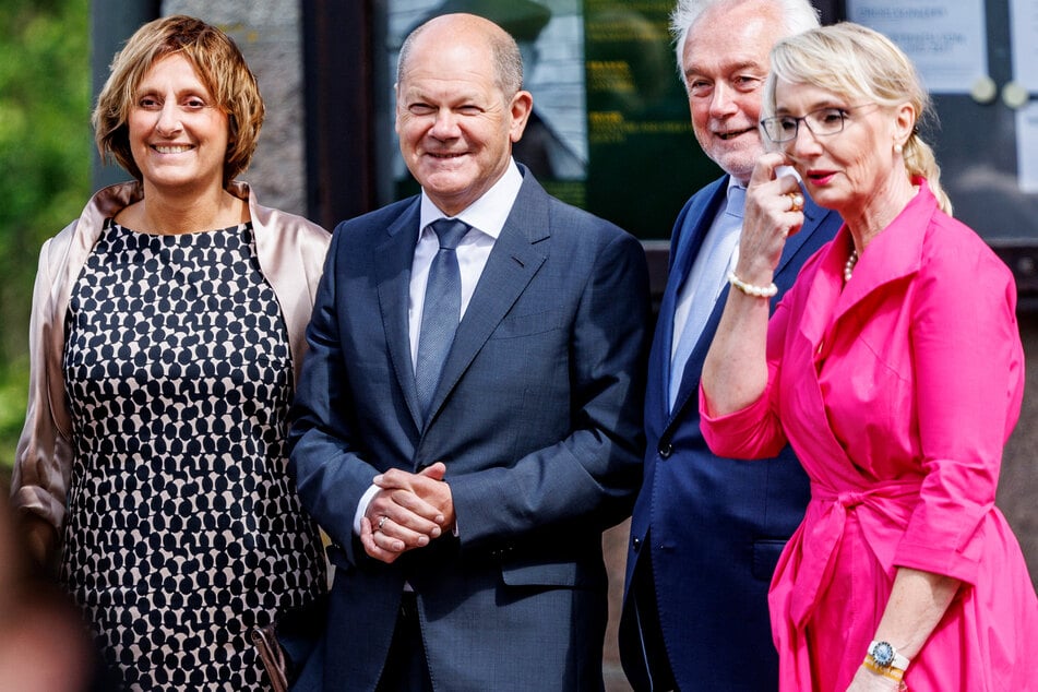 Bundeskanzler Olaf Scholz (64, SPD, 2.v.l) und seine Frau Britta Ernst (61, l.) stehen mit Wolfgang Kubicki (70, FDP), Bundestagsvizepräsident, und seiner Frau Annette Marberth-Kubicki an der Kirche.