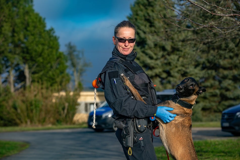 War einst der Polizeihund von ihrem Chef Markus Otto: Jetzt sind Polizeihauptmeisterin Claudia T. (39) und ihre belgische Schäferhündin Abby (4) ein Team.