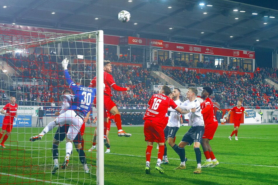 Das Spiel in der Vorrunde gewann der FSV im eigenen Stadion gegen Meuselwitz mit 2:1. Am morgigen Mittwoch wird beim ZFC auf Kunstrasen getestet.