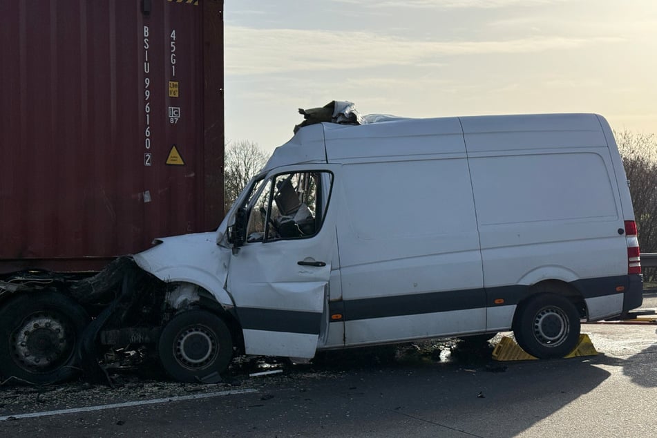 Unfall A7: Transporter kracht in Stauende! Fahrer schwer verletzt, Beifahrer tot