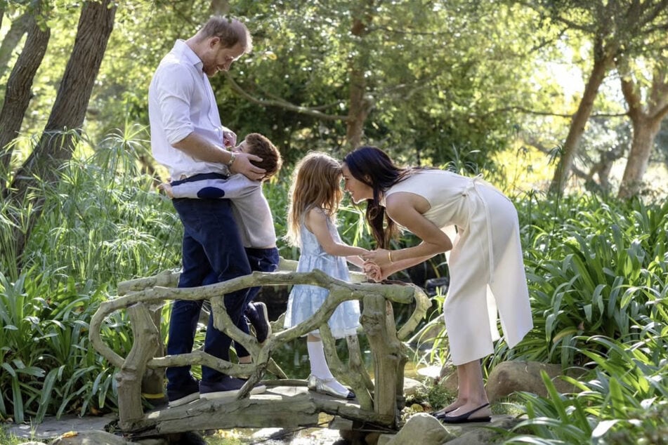Die Kinder von Prinz Harry (42, l.) und Herzogin Meghan (45), Prinz Archie (7) und Prinzessin Lilibet (5), besuchen seit wenigen Wochen eine Schule in Großbritannien.