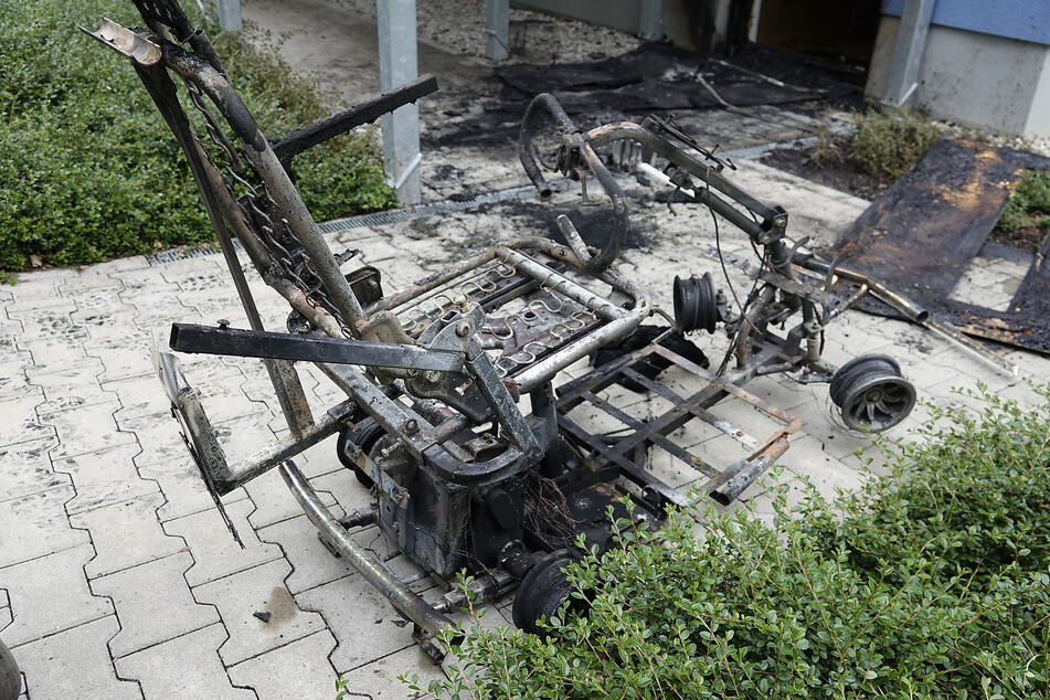 Nur das Gestell blieb übrig: Ein elektrischer Rollstuhl ging am Sonntagvormittag in Flammen auf!