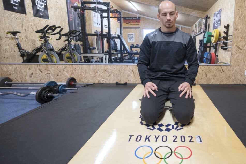 Der Ringer Frank Stäbler (31) sitzt während eines Atemtrainings in einer Meditationsposition in seinem Krafttrainingsraum.