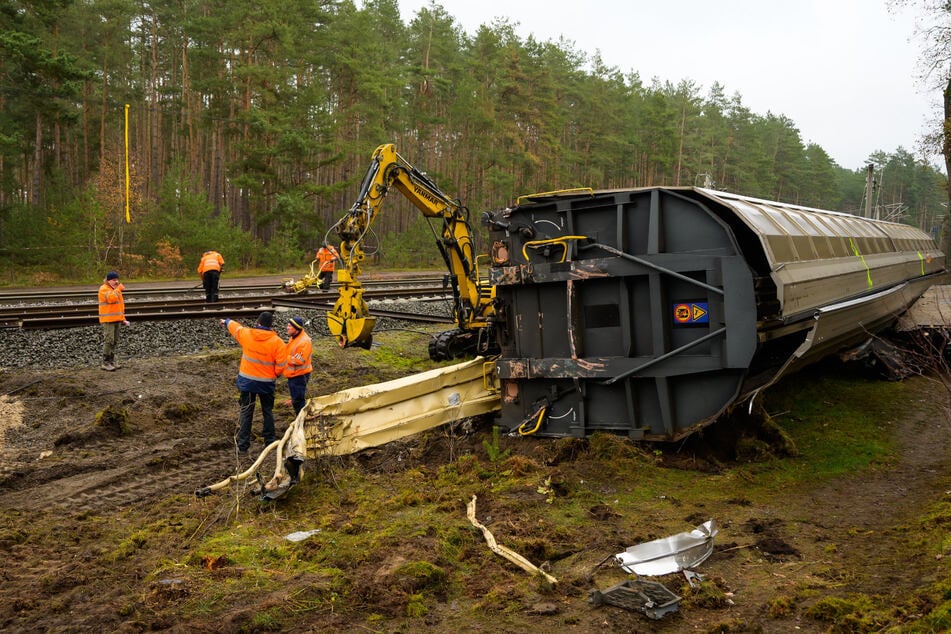 Gleisbauarbeiter arbeiten mit Hochdruck an der Reparatur der Bahnstrecke bei Leiferde (Landkreis Gifhorn).