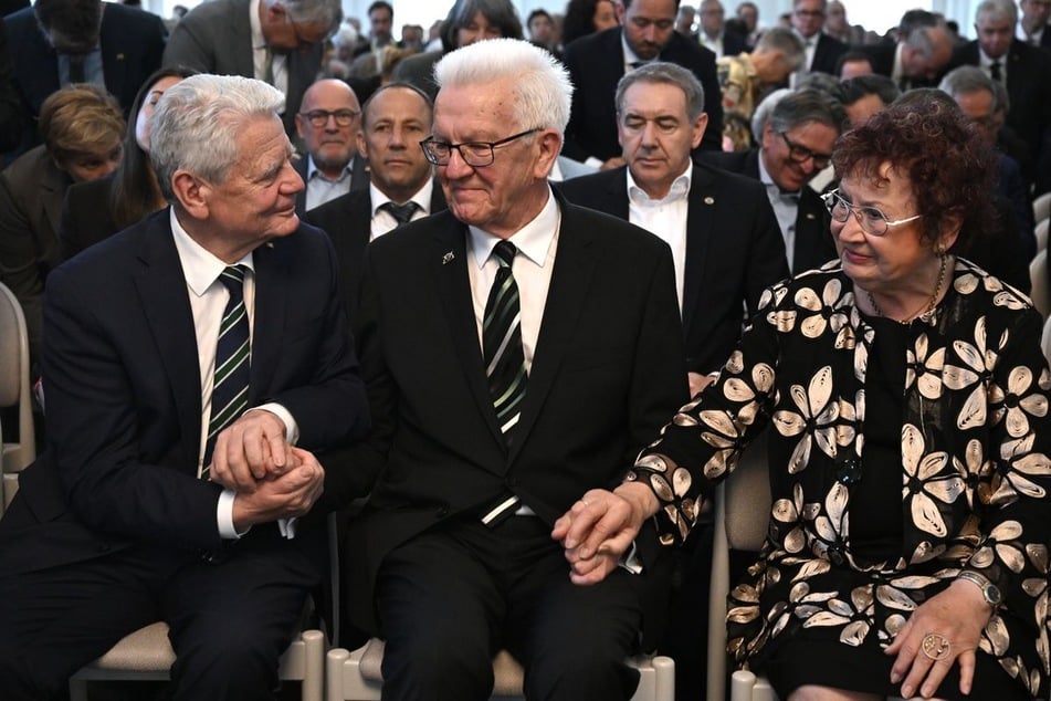 Winfried Kretschmann (77, Grüne, M.) wurde auf der Abschiedsfeier von seiner Frau Gerlinde und Joachim Gauck (86, parteilos, l.) unterstützt.