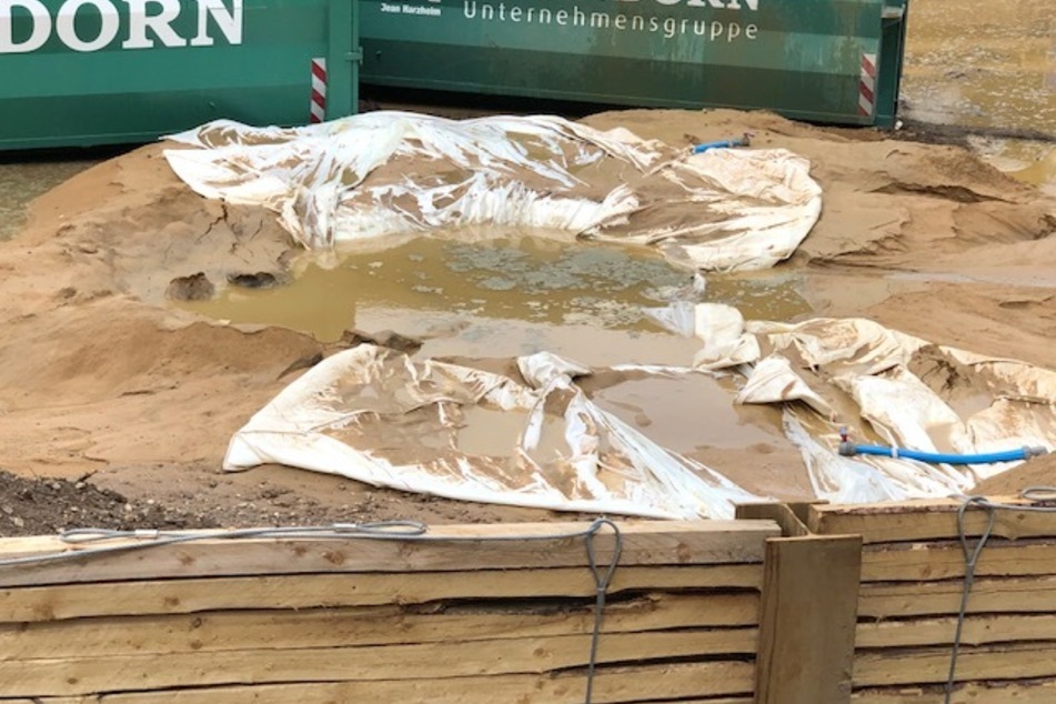 In diesem Loch wurde die Bombe erfolgreich gesprengt.