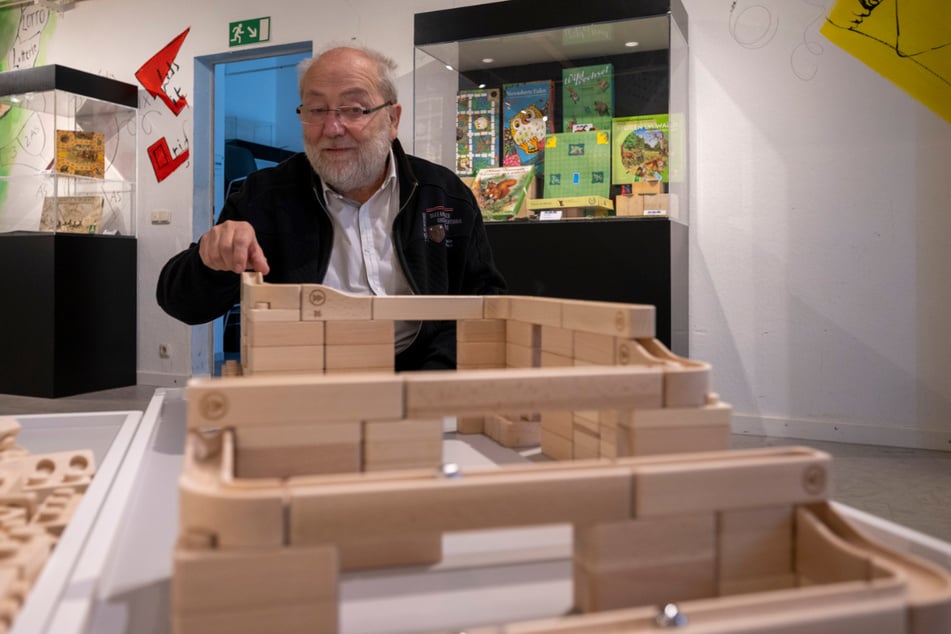 Spielemuseum-Vorstand Eberhard Neumann präsentiert die Murmelbahn von der Firma "Baumkinder".
