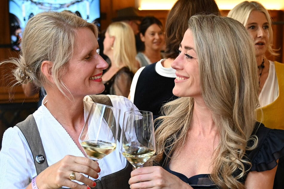 Sina Scherer (l.) und Silke Völling organisieren (zusammen mit Ricarda Hofmann – nicht im Bild) unterschiedlichste Events für Frauen. Auch auf der Wiesn.