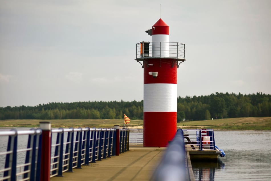 Der Leuchtturm im Bärwalder See bei Klitten/Boxberg. Der 7,30 Meter hohe Leuchtturm der "Marina Klitten" sorgt für Sicherheit an Sachsens größtem Gewässer.