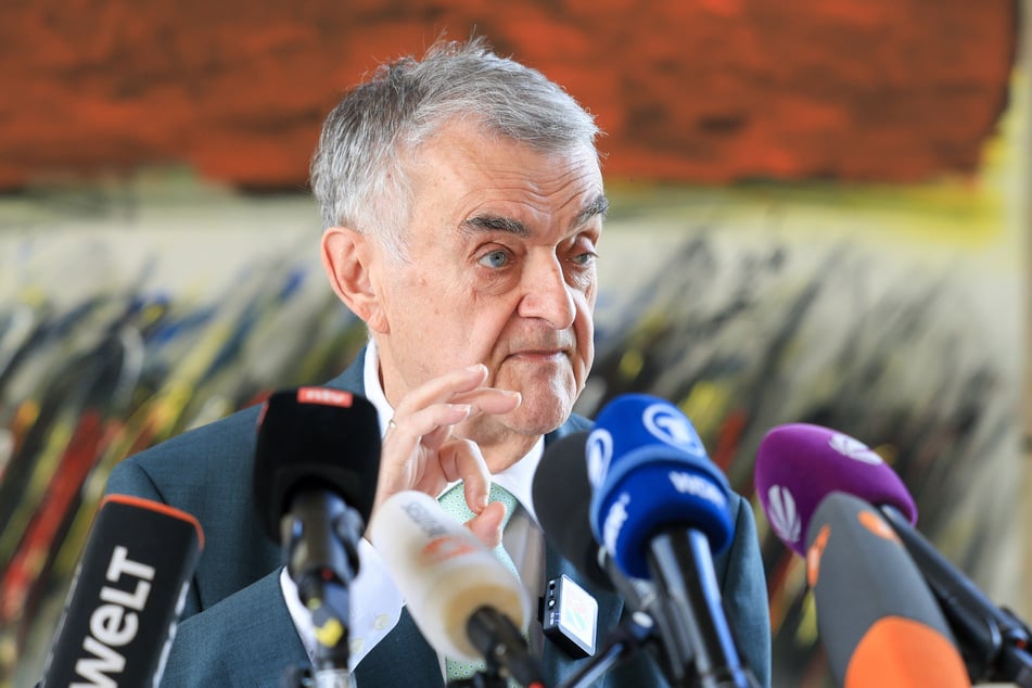 NRW-Innenminister Herbert Reul (73, CDU) spricht von einem wichtigen Schritt für schnellere Einsätze. (Archivbild)