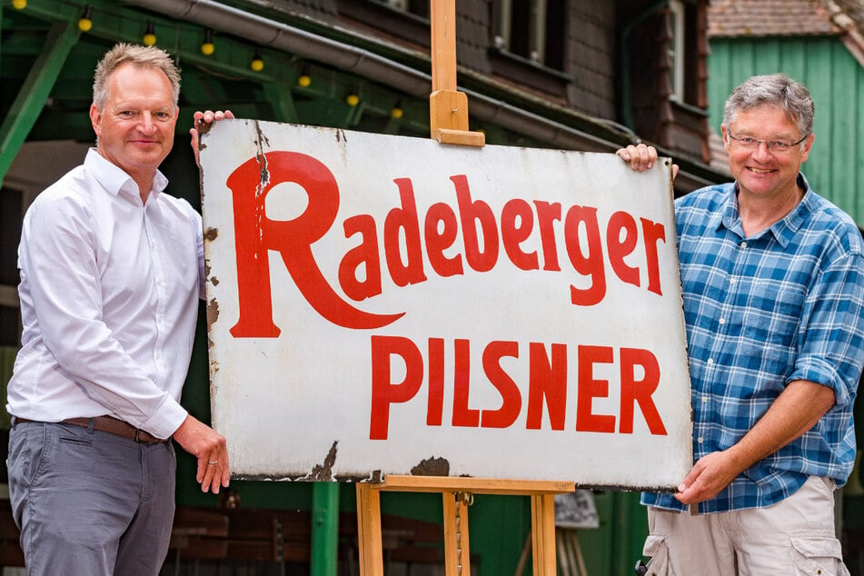 Dresden: 145 Jahre "Hofewiese": Radeberger gratuliert mit altem Bierschild
