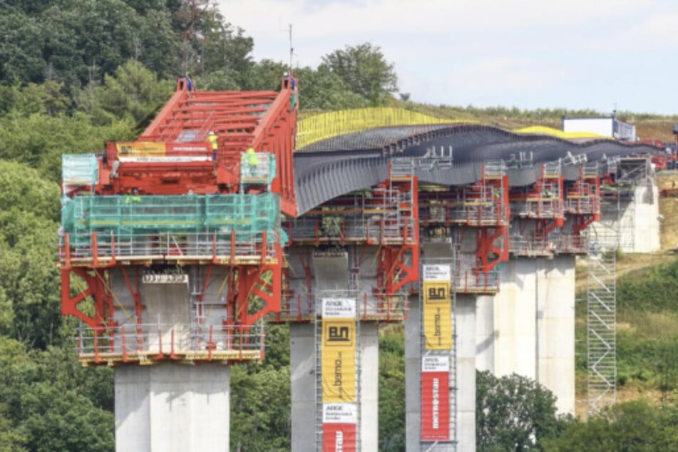 Mithilfe des roten Vorbauschnabels wurde die Brücke übers Tal geschoben.