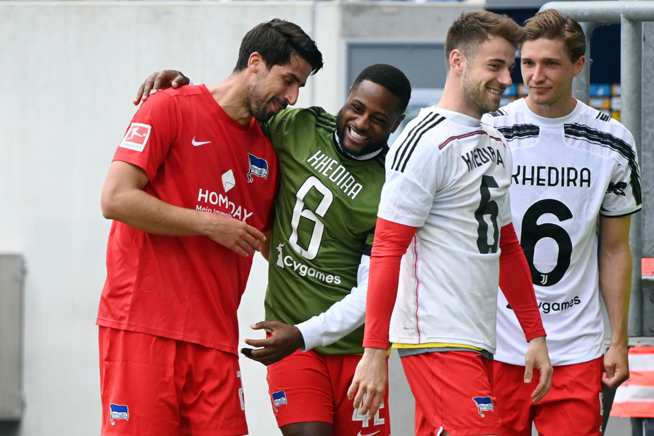 Sami Khedira (l.) verlässt nach 15 Jahren die große Fußballbühne. Die Teamkollegen Niklas Stark (r.), Lukas Klünter (2.v.r.) und Deyovaisio Zeefuik (2.v.l.) nehmen Abschied.