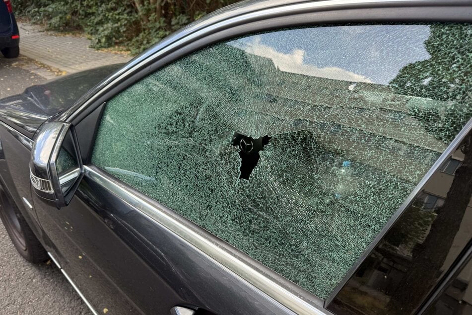 Mindestens 36 Autos wurden in der Nacht in Dresden-Plauen beschädigt. Die Polizei ermittelt wegen Sachbeschädigung.