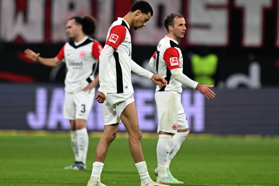 Hängende Köpfe bei den Eintracht-Spielern nach dem 1:4 gegen Bayer Leverkusen.