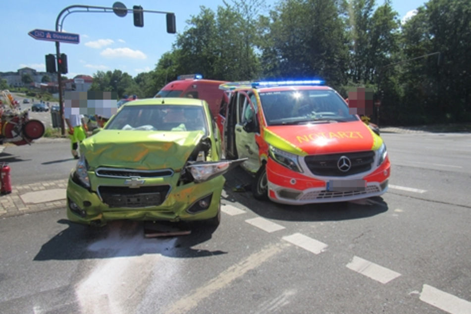 Das Notarzt-Fahrzeug ist auf einer Kreuzung mit einem grünen Chevrolet Spark zusammengestoßen.