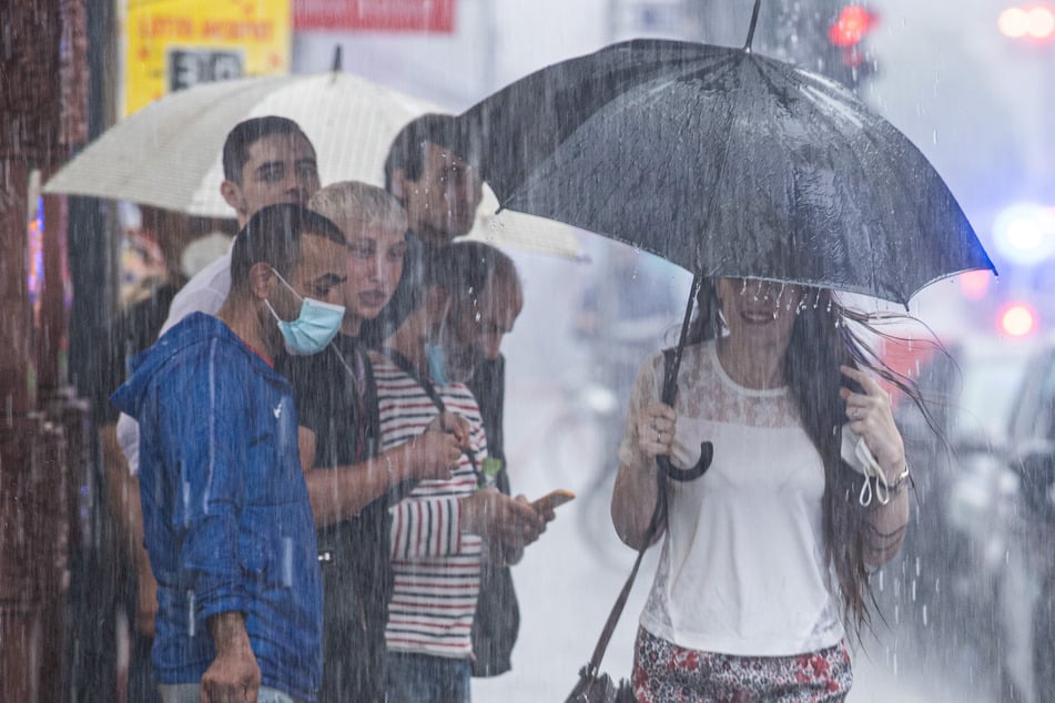 Gewitter und Starkregen: Solche Szenen wie hier in Frankfurt am Main soll es auch in der neuen Woche häufiger geben.