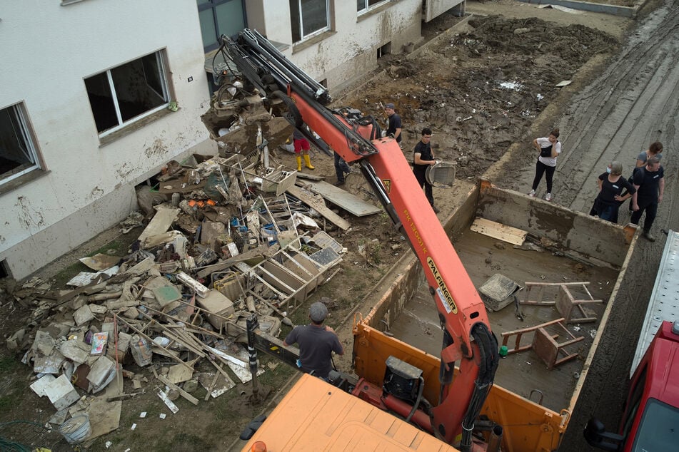 Ein Baukran arbeitet bei Aufräumarbeiten in Bad Neuenahr nach der verheerenden Flut.