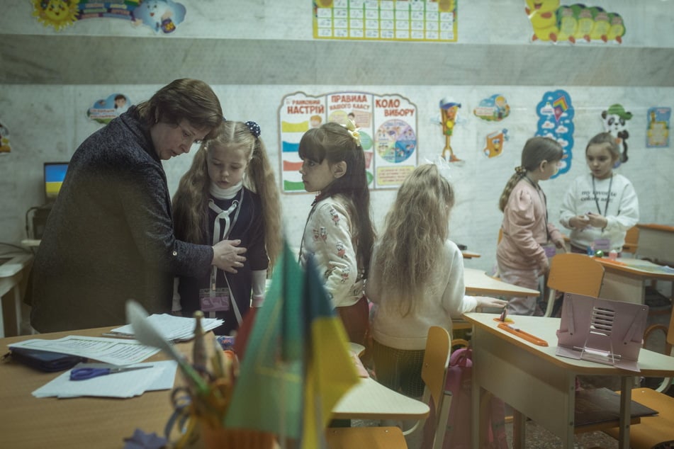 Schüler in einem Klassenzimmer in einer der U-Bahn-Schulen in Charkiw. Die Kinder lernen dort in Sicherheit bei Luftangriffen. Sachsen hat gebrauchte Tische, Stühle und Tafeln für Untergrund-Schulen gespendet. Weitere Hilfen sollen folgen.