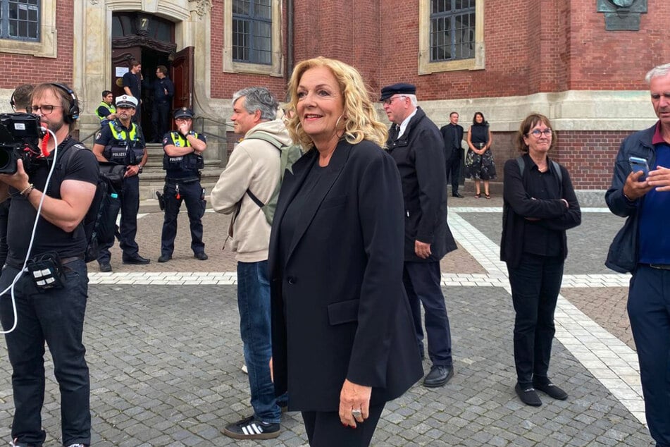 Moderatorin Bettina Tietjen, die die Moderation der Live-Sendung übernimmt, ist am Michel eingetroffen.