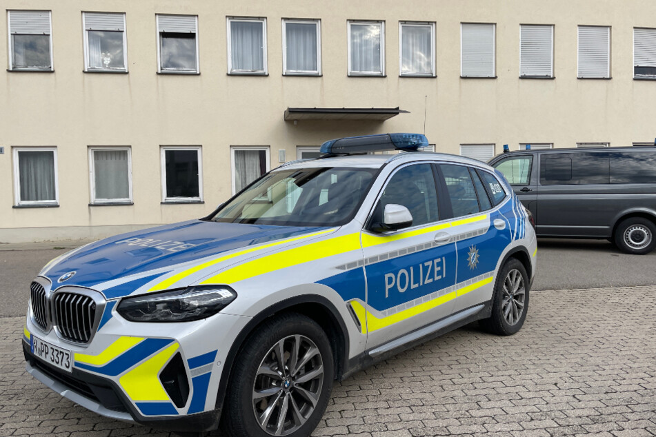 Ein Polizeiauto steht vor der Asylunterkunft in Treuchtlingen, in der sich die schockierende Tat ereignete.