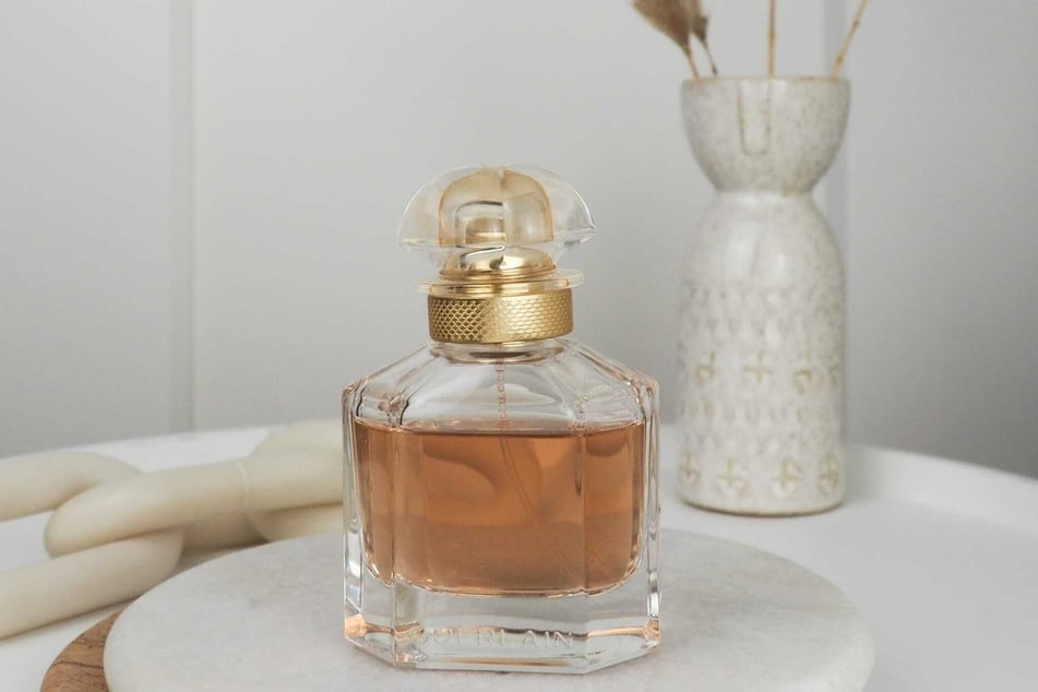 Für den extra Wohlfühlfaktor kannst Du auch etwas von "Mon Guerlain EdP" auf Dein Kissen sprühen.