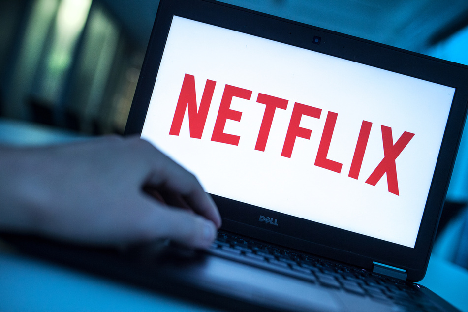 Der Bildschirm eines Notebooks zeigt das Logo des Streaming-Anbieters Netflix.