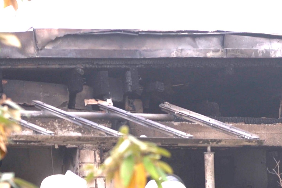 Das betroffene Wohnhaus ist durch die Explosion und den Brand schwer beschädigt worden.