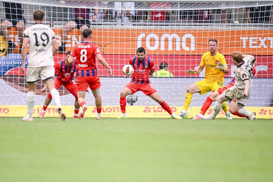 Robert Wagner trifft zum zwischenzeitlichen 2:1 für Dynamo. Am Ende reichte das allerdings nicht zum Sieg.