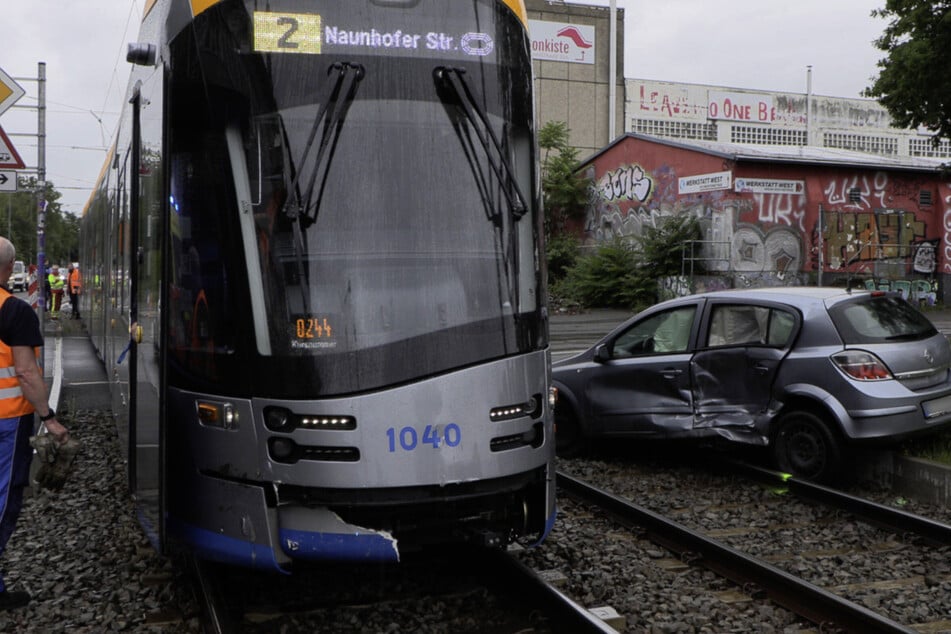 Crash in Leipzig! Opel von Straßenbahn erfasst