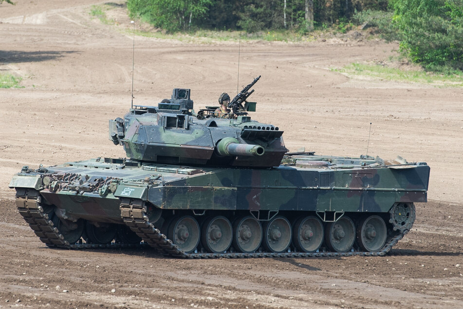 Knapp 200 Leopard-2-Panzer sollen bei der Bundeswehr einsatzbereit sein. 84 weitere sind fest bestellt.