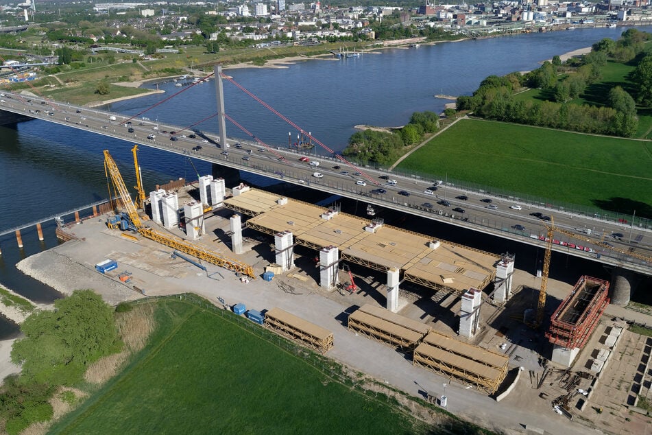 Ein mit einer Drohne aufgenommenes Foto zeigt die Baustelle des Neubaus der Leverkusener Brücke der A1 über den Rhein.