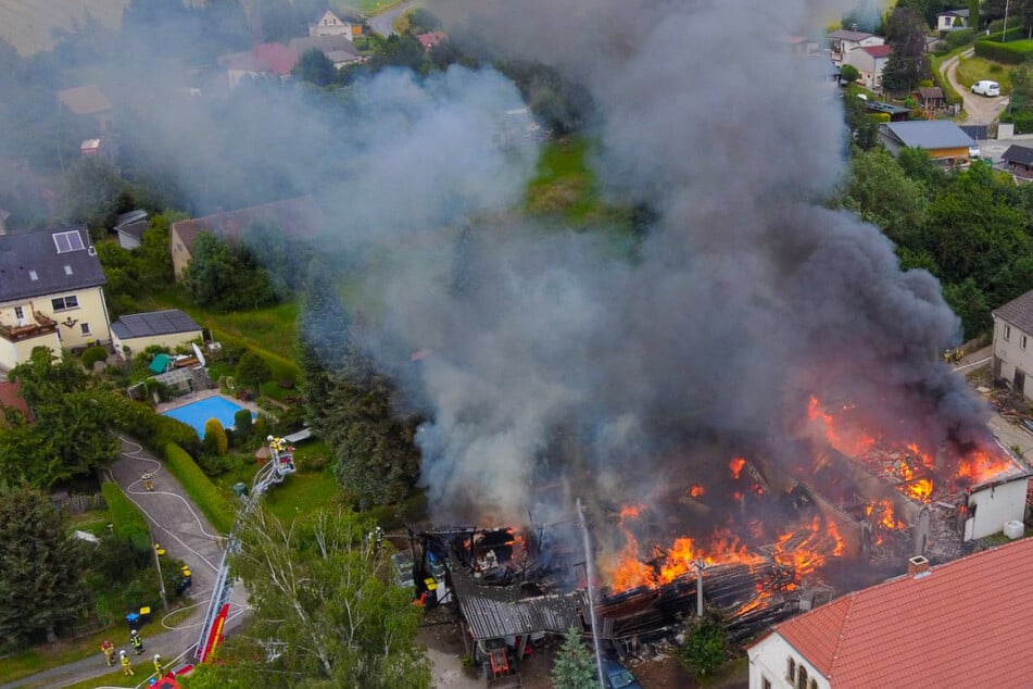 Rauchwolke weithin sichtbar: Lagerbrand sorgt für Großeinsatz der Feuerwehr bei Grimma