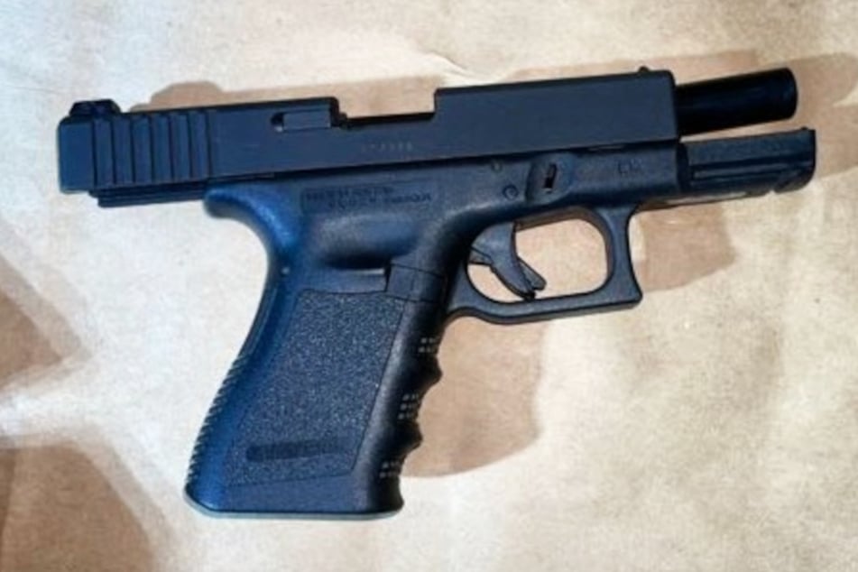 Das Foto zeigt eine der beiden scharfen Schusswaffen, die bei den Verdächtigen entdeckt wurden.