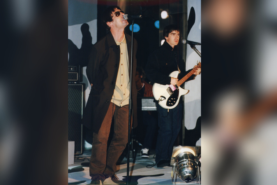 Mit ihrer Band "Oasis" stürmten Liam (50, l.) und Noel Gallagher (55) in den 1990er-Jahren die Charts. (Archivbild, 1997)