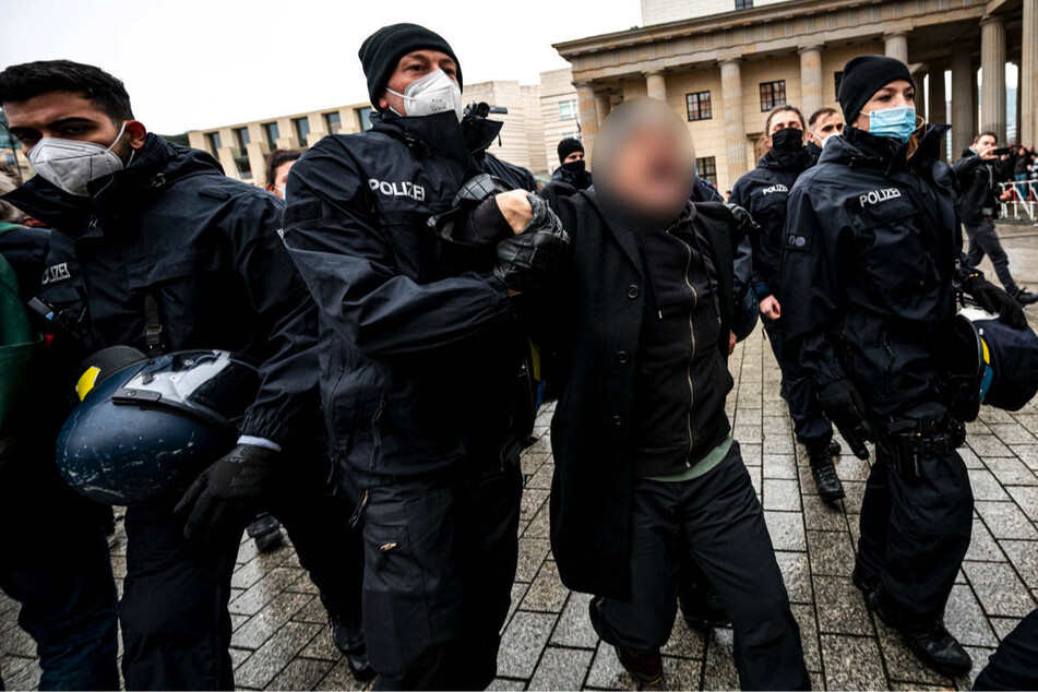 Der traurige Hintergrund: Immer wieder geraten Polizisten bei Corona-Demos an renitente Gegner, die die Beamten beleidigen, bespucken oder körperlich attackieren - nicht nur in Berlin.