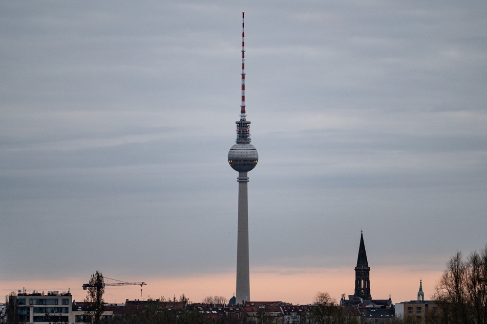 In Berlin ist am heutigen Dienstag mit grauen Wolken und Regenschauern zu rechnen. (Symbolbild)